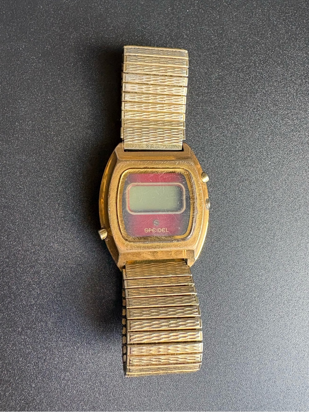 Spiedel Men’s vintage retro style gold/red wristwatch with expandable wristband